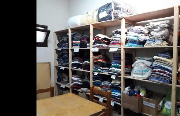 Cuentan con un ropero que fue creado gracias a las donaciones.