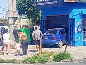 El auto se incrustó contra una carnicería en Ingeniero Budge.