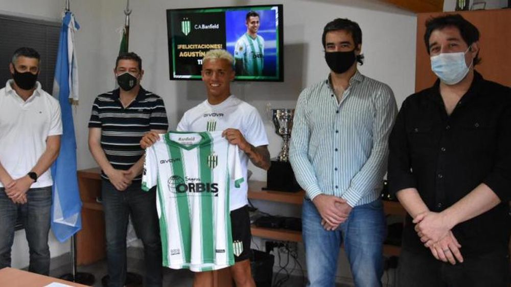 Urzi firmó su vinculo acompañado por la cúpula dirigencial.