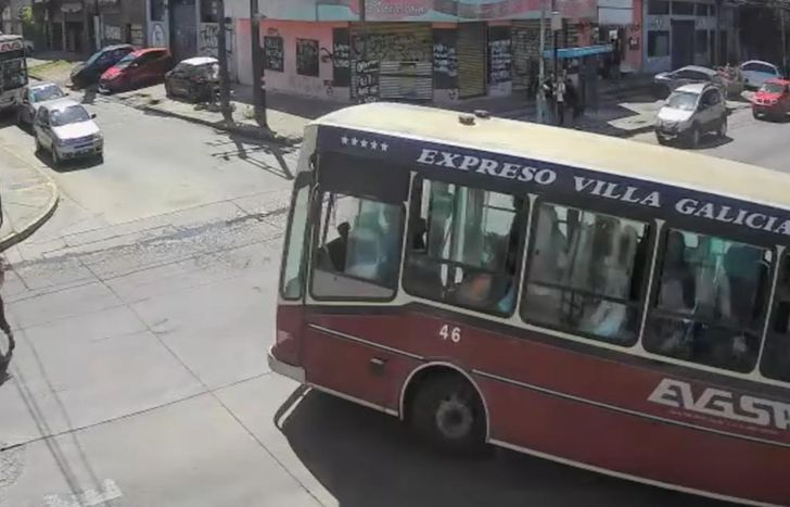 El hecho quedó filmado por una cámara de seguridad.