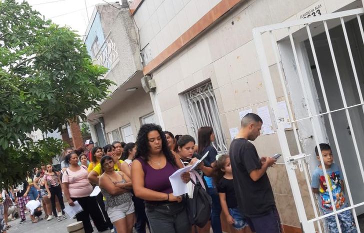 Largas colas para conseguir anotarse en algunas de las opciones que brinda el espacio social.