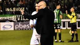Orfila estuvo todo el partido dando indicaciones.