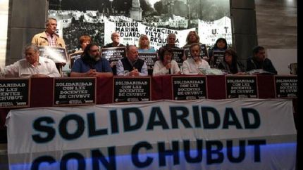 reprimieron a docentes de chubut y este viernes habra un paro nacional