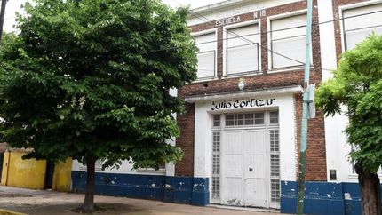 la escuela n°10 julio cortazar lleva como sello el paso del escritor por su institucion