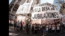 Tras la reforma previsional, las jubilaciones suben 5,7% en marzo, menos que la inflación