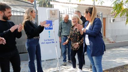 Malena Galmarini y Marina Lesci, en el avance de las obras cloacales. Malena Galmarini y Marina Lesci, en el avance de las obras cloacales.
