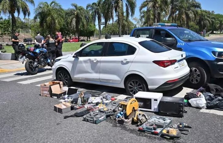 El auto robado y los elementos incautados por la Policía.