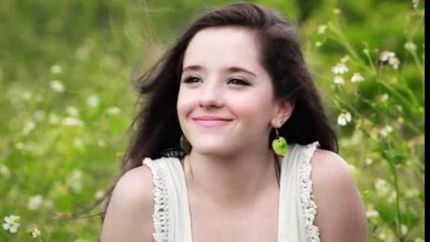 Comenzó a tocar el piano a los 4 años y después estudió actuación.