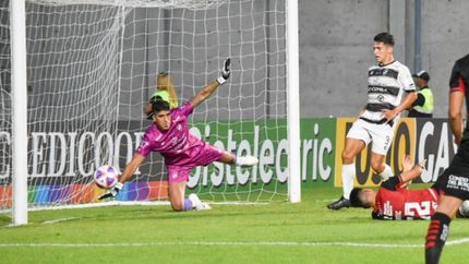 Tiago Libares fue la gran figura de Claypole ante Newells por Copa Argentina.