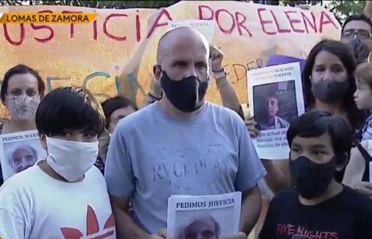 Oscar Albor junto a sus hijos y sus vecinos.