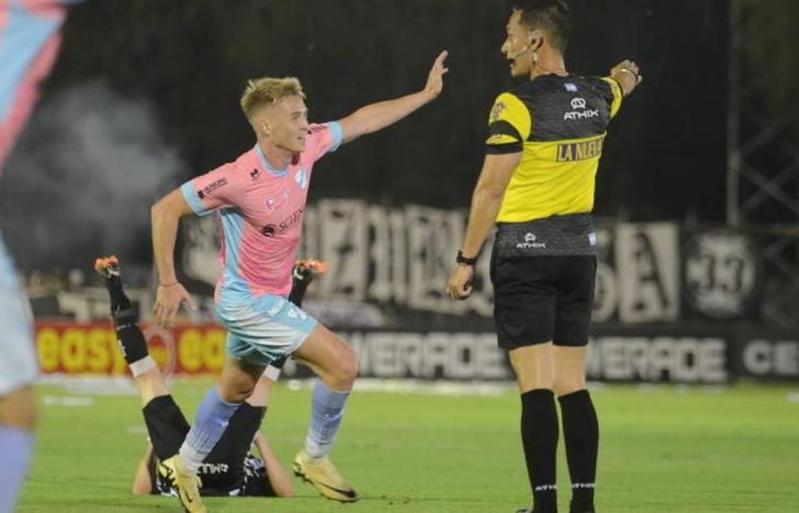 Pedro Souto, el autor del gol del triunfo de Temperley.