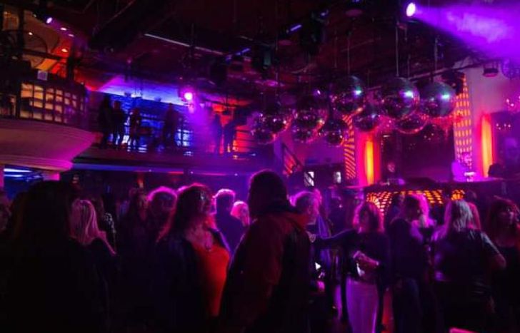 Mi Club bailó música retro pasada en bandeja y vinilo.