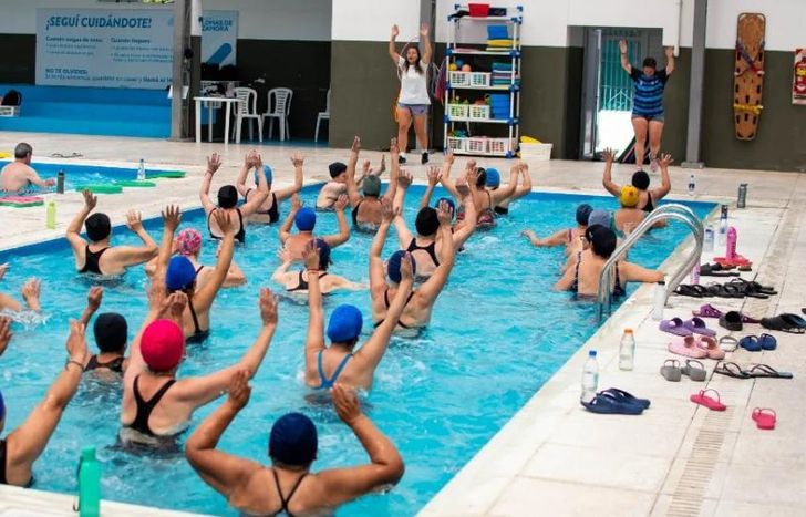 Lomas tiene diferentes instalaciones como piletas, canchas y gimnasios.