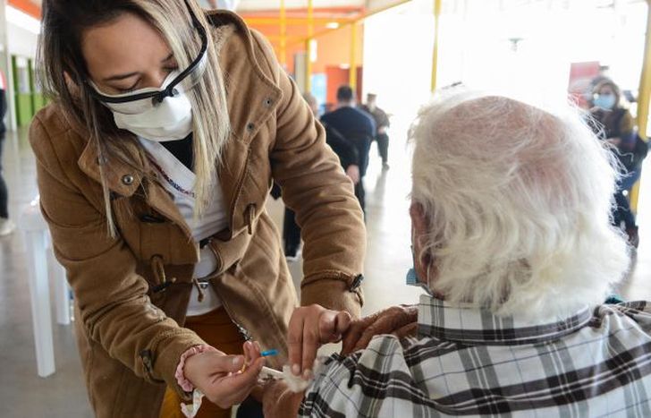 También vacunarán contra la gripe para los grupos priorizados.
