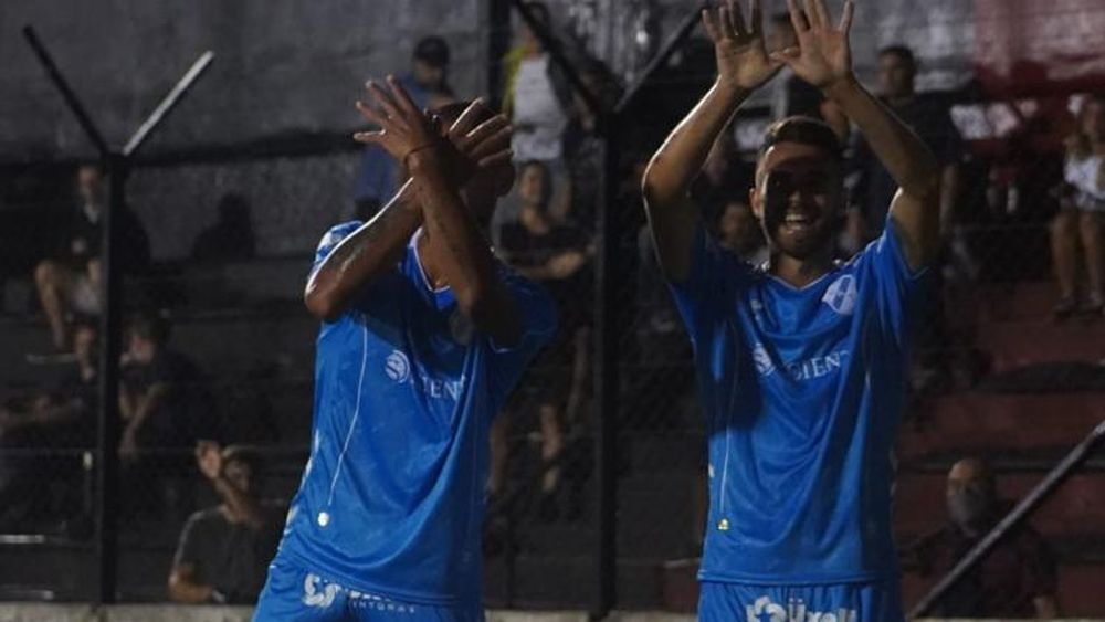 Campana, junto a Toloza, festeja su gol.