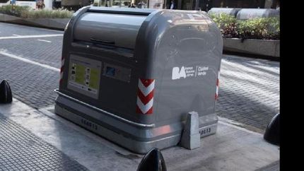 polemica: el gobierno instalo tachos de basura inteligentes que impiden el cartoneo y la busqueda de comida