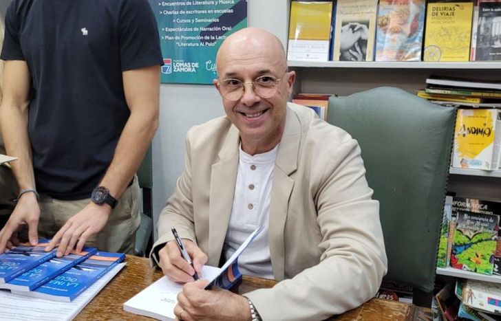 Ricardo se tomó su tiempo para firmar y dedicar algunos ejemplares.