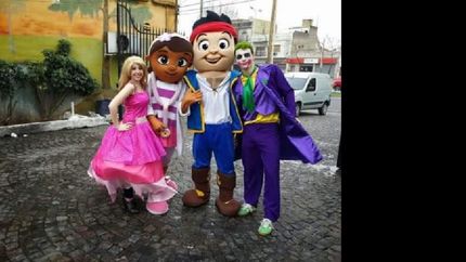 la plaza estará repleta de juegos y actividades para los chicos. la plaza estará repleta de juegos y actividades para los chicos.