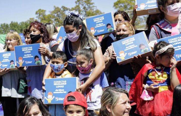 Docentes y alumnos, con los dispositivos.