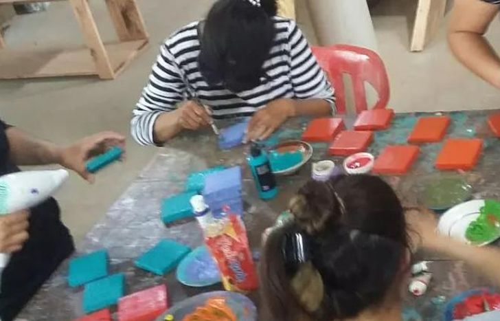 Las chicas trabajan para el festejo del 28 de noviembre.