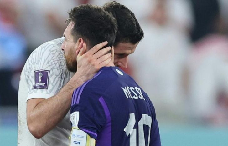 El delantero de Polonia reveló detalles de la conversación con Messi al final del partido.