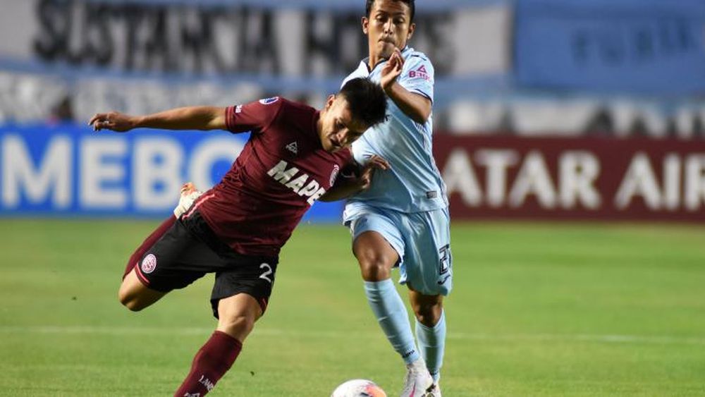 Bernabei pelea por la pelota con Saavedra.