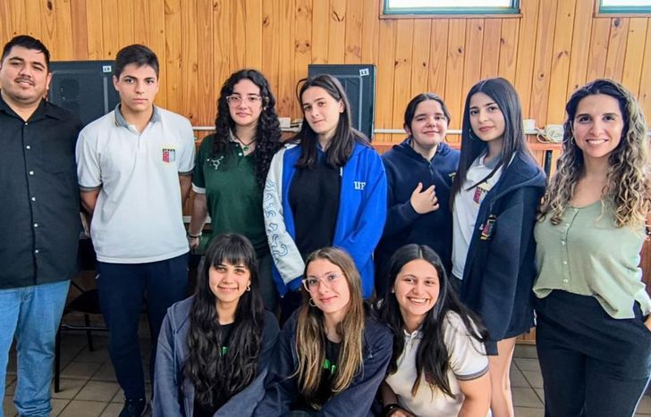 Los alumnos junto a los profesores, luego de haber triunfado en la 16º Olimpíada de Matemática.