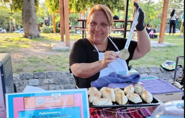 Amelia es una reconocida cantante y cocinera de Lomas.