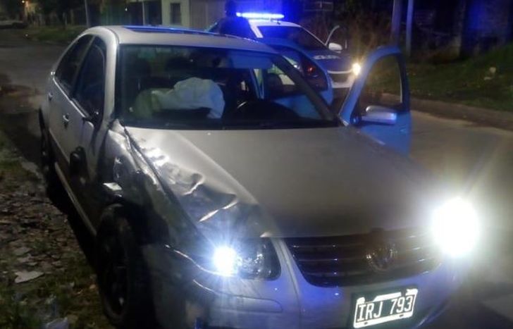 En el Bora gris llegaron los ladrones para robar una camioneta.