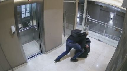 El momento en el que uno de los miembros de la banda delictiva arrastra la caja fuerte.
