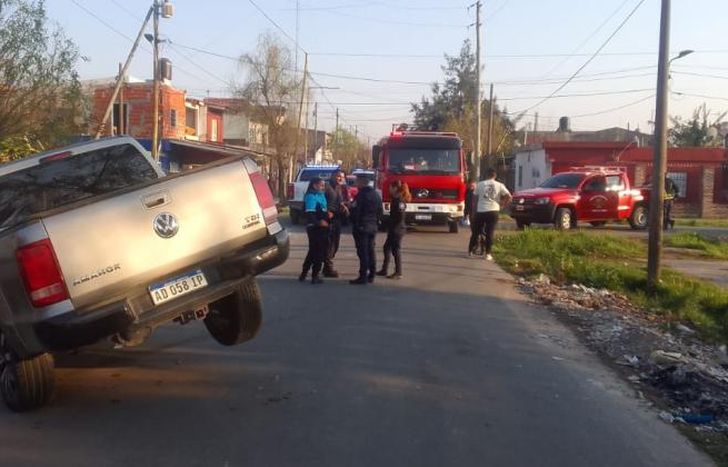 Una camioneta choco con un auto y terminó en una zanja.