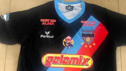 La caricatura de Martín Ruíz en la camiseta de Turbine. Un merecido homenaje.