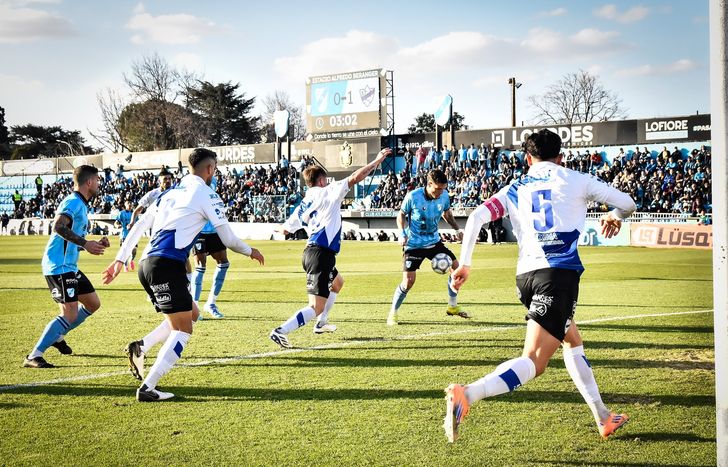 Marcos Echeverría define para el empate de Temperley.