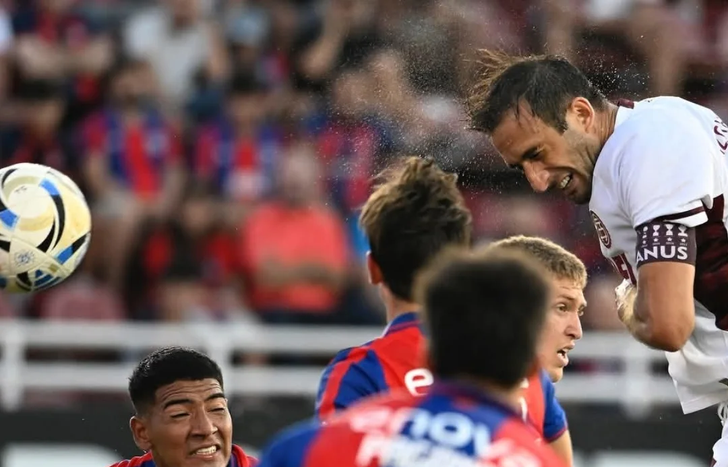 De cabeza, Carlos Izquierdoz marcó el segundo gol de Lanús.