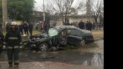 quilmes: perdio el control de su auto y mato a dos personas