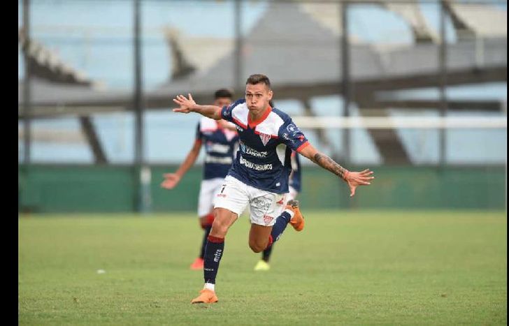 Festeja Chacana. Ante Arsenal, convirtió su primer gol con la camiseta de Los Andes
