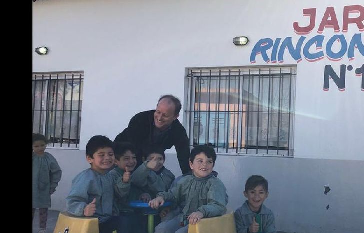 martín compartió la jornada junto a las docentes y niños que asisten al jardín.