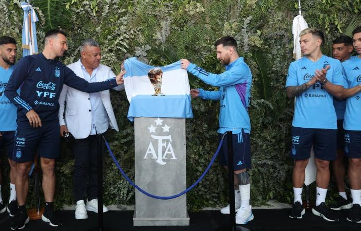 Un homenaje antes de disputar el segundo amistoso en el país.