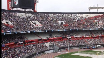 habria caido al vacio desde una tribuna