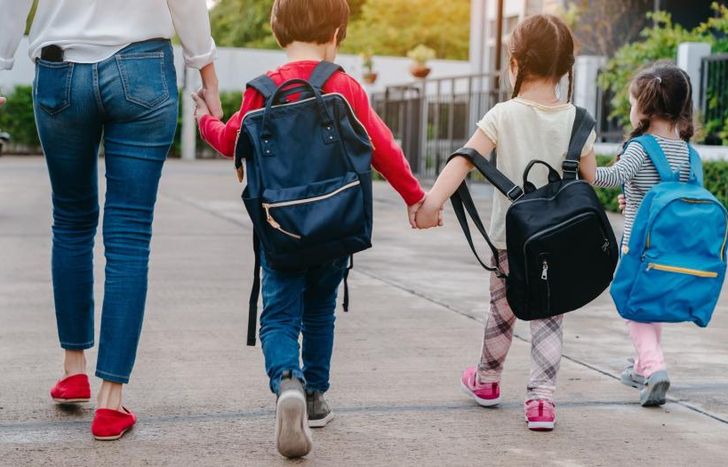 El costo baja de forma pronunciada en el rango etario de 4 a 5 años.