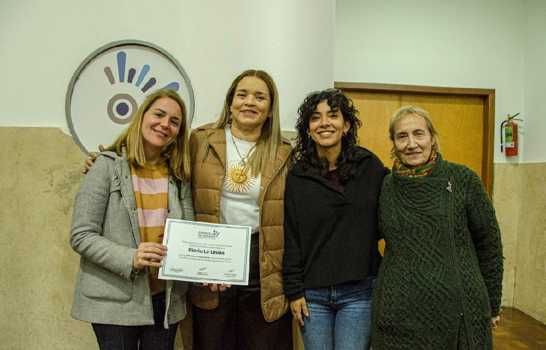 El reconocimiento al Diario La Unión fue recibido por la jefa de Redacción, Bárbara Juri.
