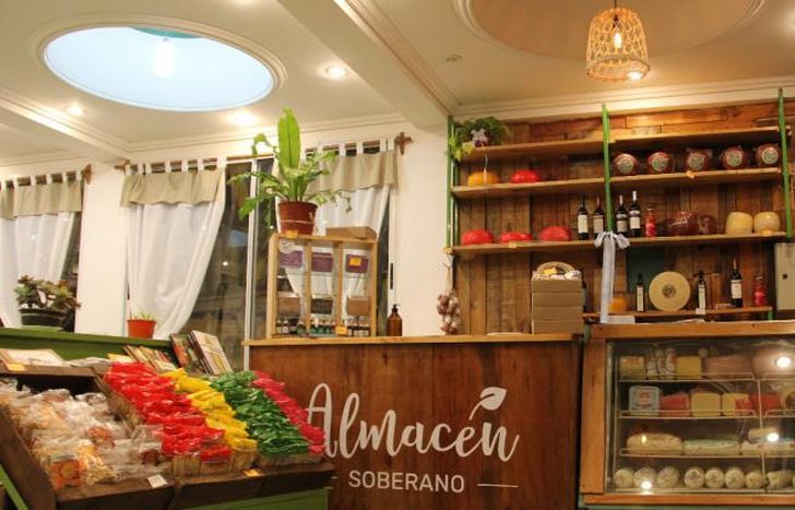 Cuenta con un almacén de productos agroecológicos.