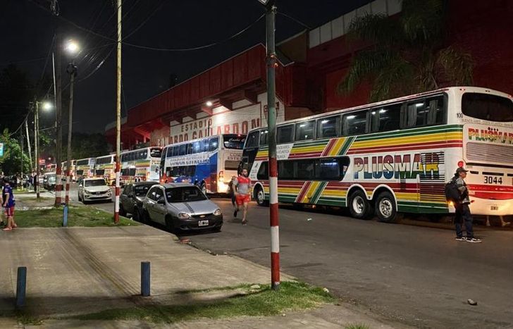 Más de 30 micros con hinchas de Los Andes partieron rumbo a Córdoba, para la gran final.