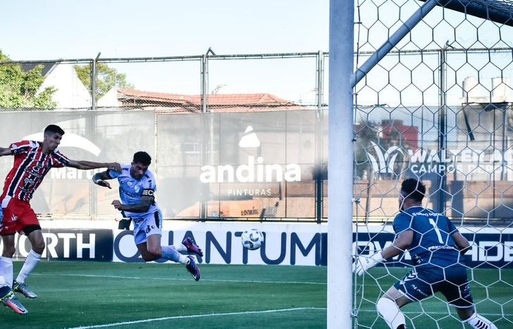Cabezazo y gol de Adrián Arregui.