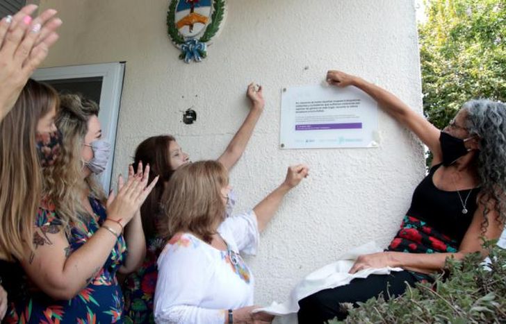 Colocaron una placa en la entrada del Espacio.
