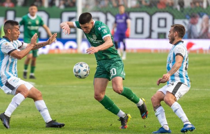 Rodríguez, entre dos rivales.