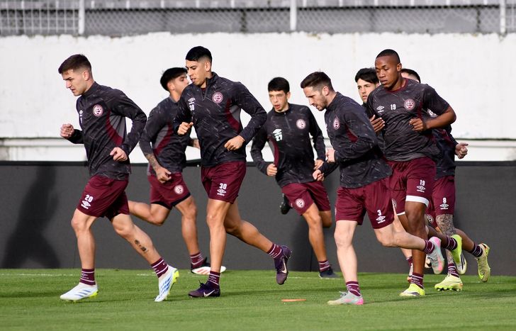 Lanús entrenó en el club Aucas.