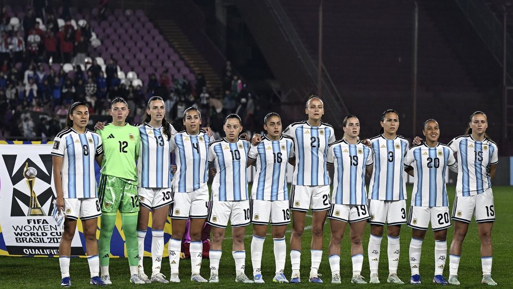 La Selección Argentina de fútbol femenino clasificó al Mundial en la cancha de Lanús. La Selección Argentina de fútbol femenino clasificó al Mundial en la cancha de Lanús.