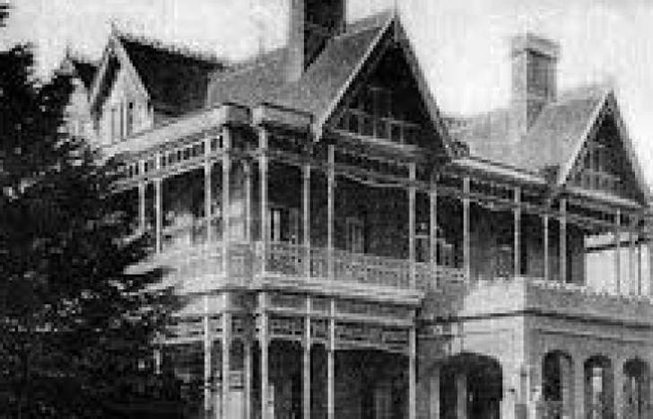 Para conocer la historia del barrio.