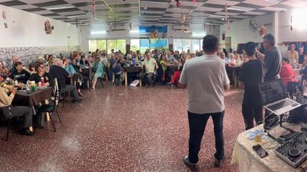Diario La Unión | Los vecinos colmaron el salón y disfrutaron de la despedida de año.